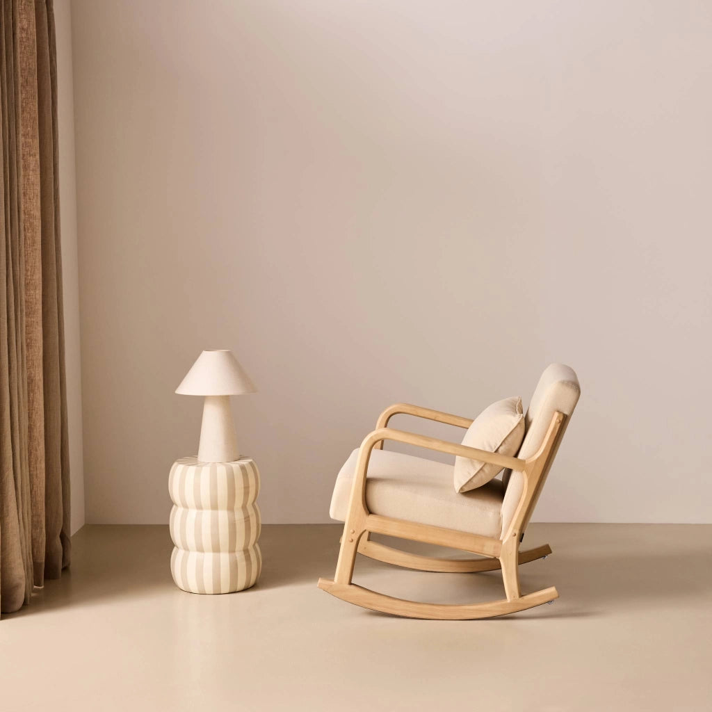 Poltrona scandinava a dondolo in legno e tessuto con braccioli, beige