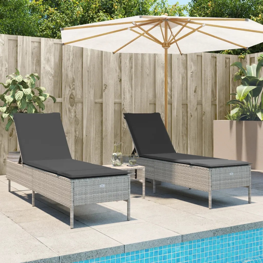 Lettino Prendisole | Sdraio da giardino | Lettino da sole 2 pz con Cuscini Grigio Chiaro in Polyrattan