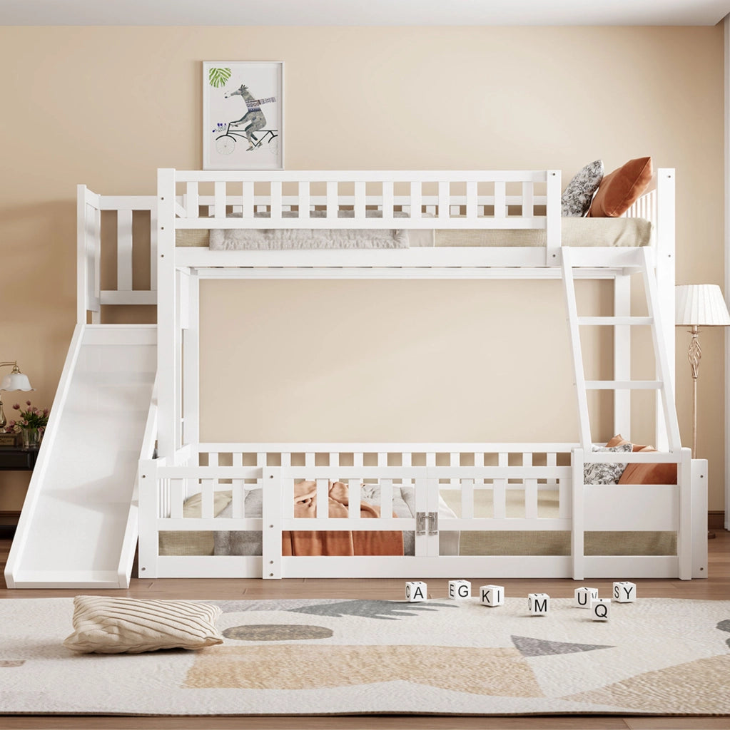 Letto a castello 140x200 con scivolo, scale e ripiani, bianco