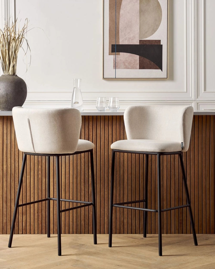 Set di 2 sedie da bar Rivestimento in tessuto bianco sporco Gambe in metallo nero Sgabelli senza braccioli Schienale curvo Sala da pranzo moderna Cucina