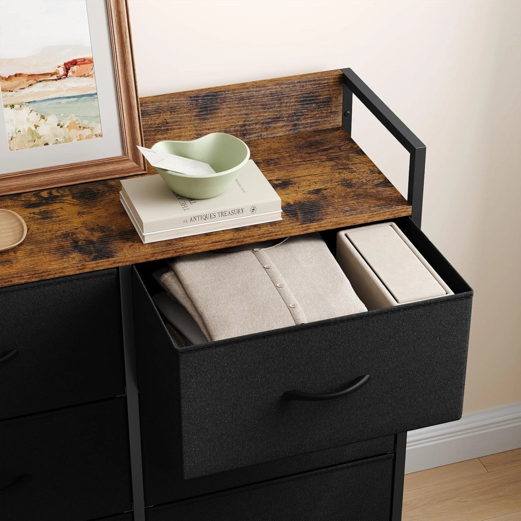 Cassettiera a 8 Cassetti in Tessuto, Cassettiera per Camera da Letto, con Sezione di Ricarica e Ganci, Piani Legno e Struttura in Metallo, Marrone Rustico+Nero