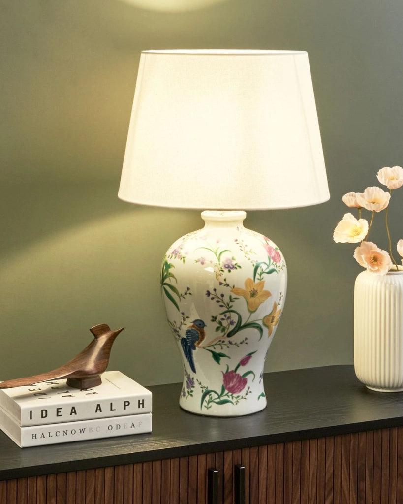 Lampada da tavolo Base in porcellana bianca Paralume a tamburo in lino con patten floreale Illuminazione elegante