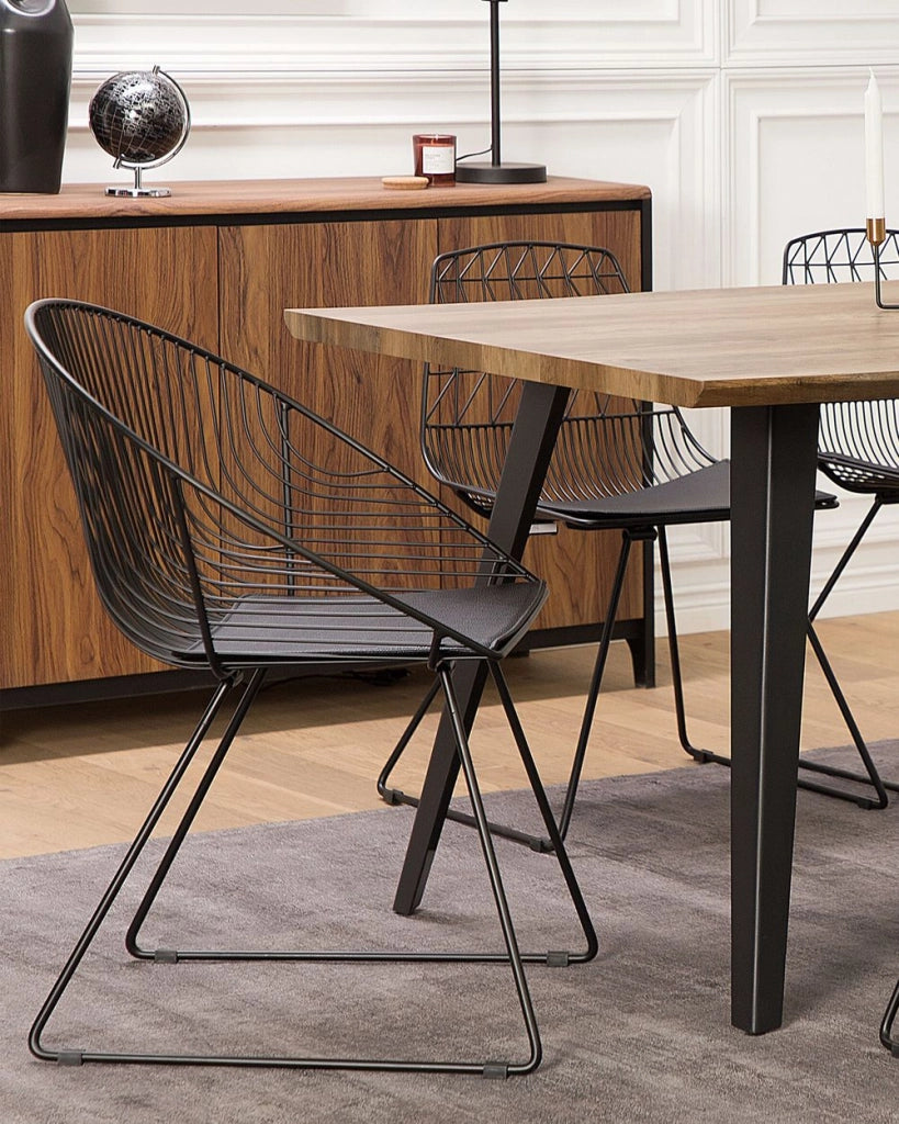 Set di 2 sedie da pranzo Struttura in metallo Nero Seduta in ecopelle Schienale geometrico Design industriale moderno