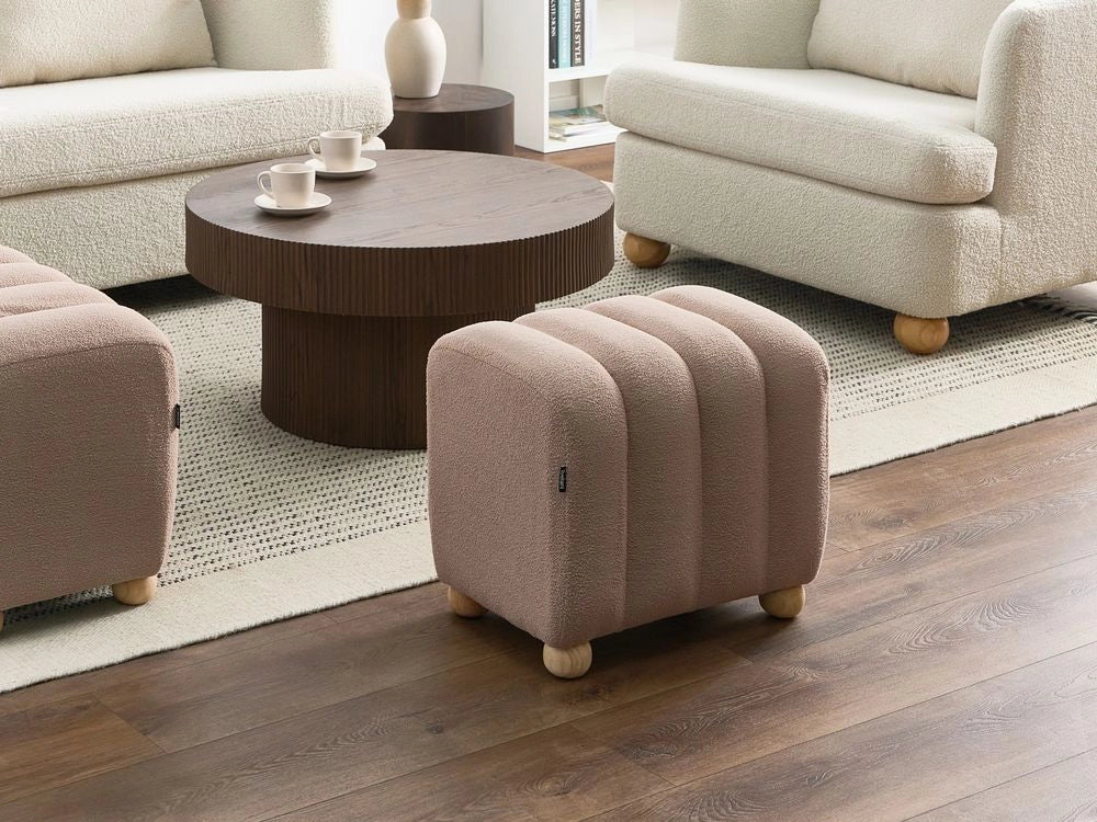 Pouf beige in bouclé Teddy rivestito con gambe in legno pouf ottomano design moderno accessori per soggiorno