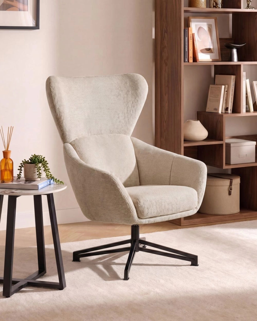 Poltrona Girevole in Tessuto Beige Chiaro Stile Mid-Century Modern con Schienale Alto e Seduta a Guscio con Braccioli Avvolgenti
