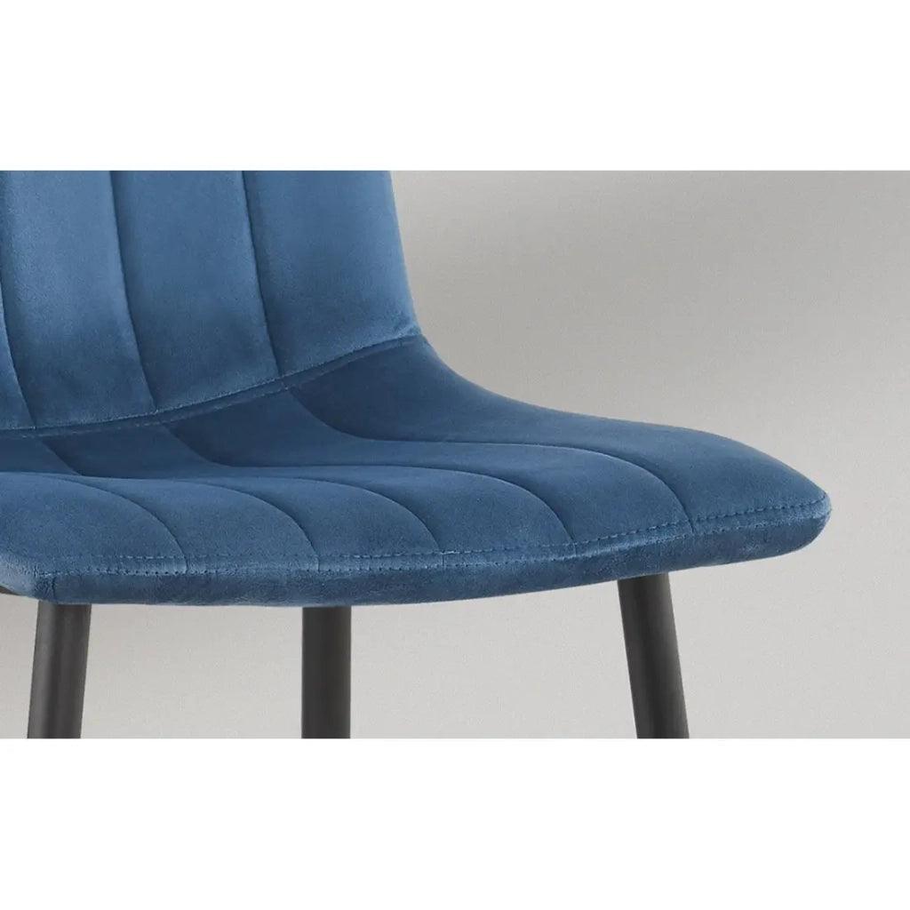 Sedia BRUCE – Velluto blu – Piedi in metallo nero – H86 x L45 x P55 cm