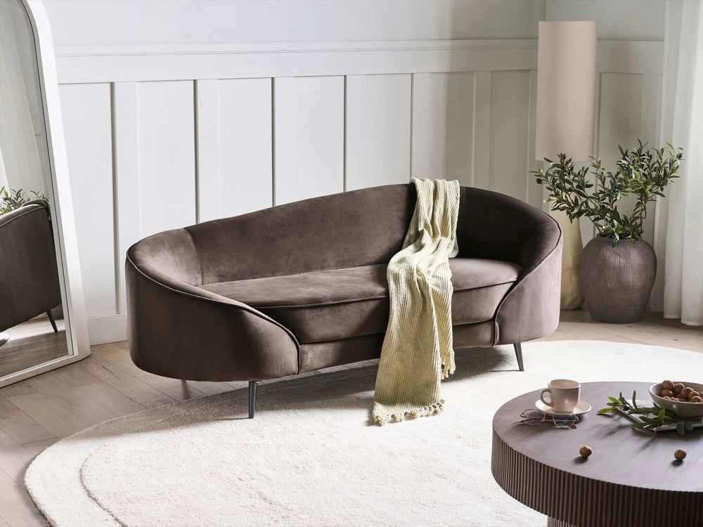 Divano 2 posti in velluto marrone scuro, stile retrò sinuoso e glamour, con gambe metalliche dorate
