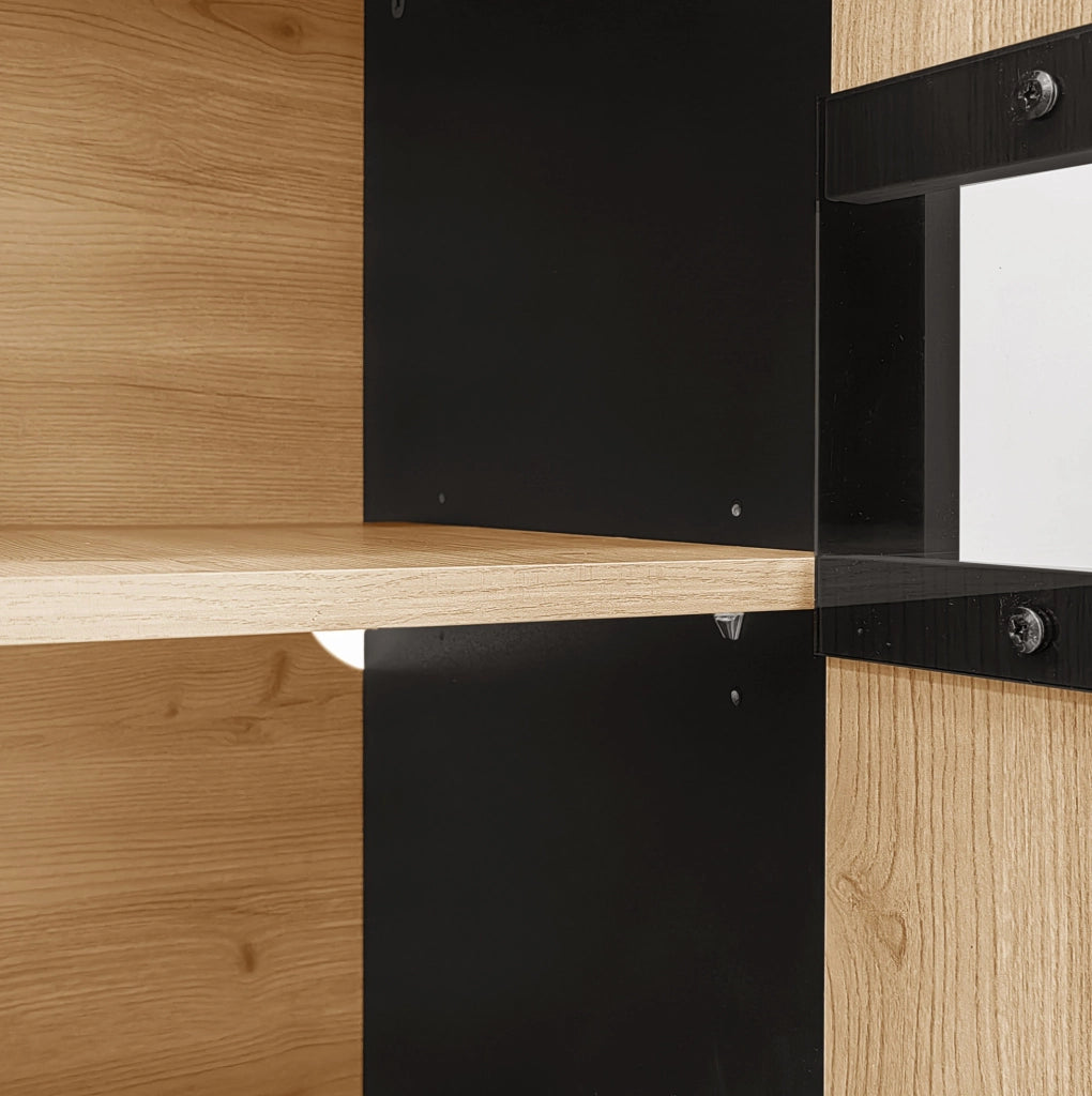 Sideboard 140x78,5x41 cm in legno e nero con LED, ripiani interni e porta a vetro