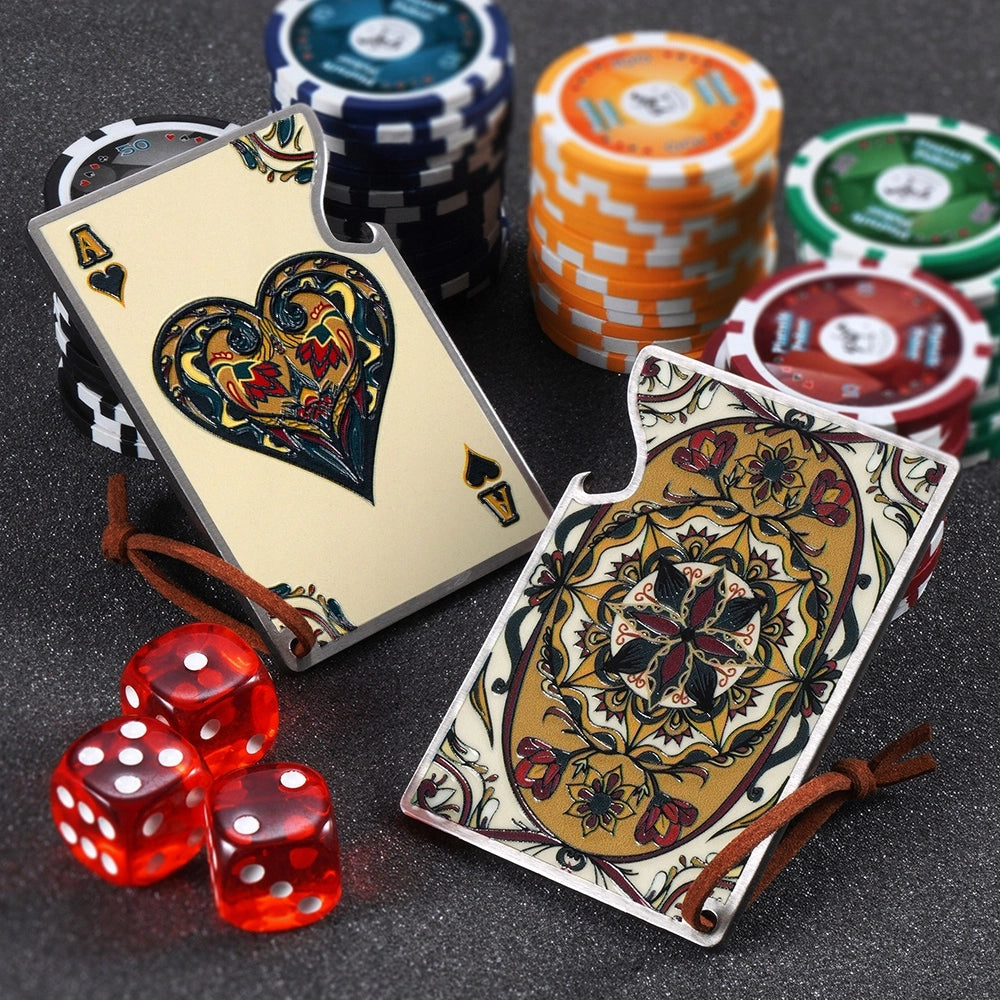 Apribottiglie KADAX in metallo con asso di cuori e carta regalo da poker.