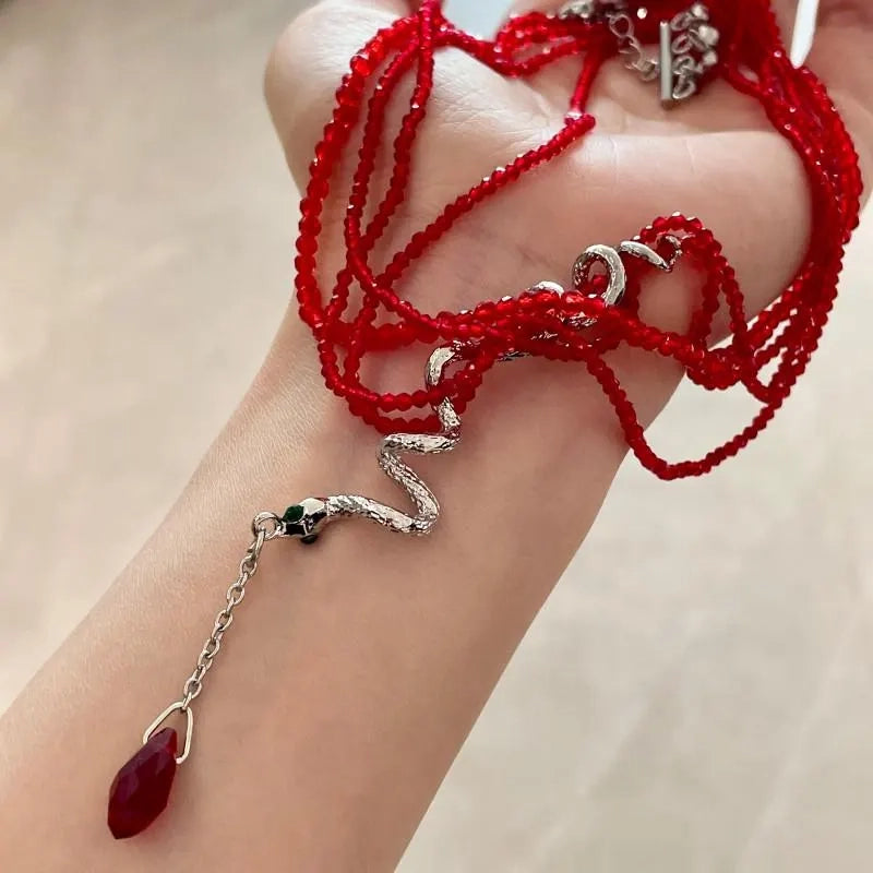 Collana a serpente impilabile con perline di cristallo rosso fatte a mano, regalo di Natale o di compleanno.