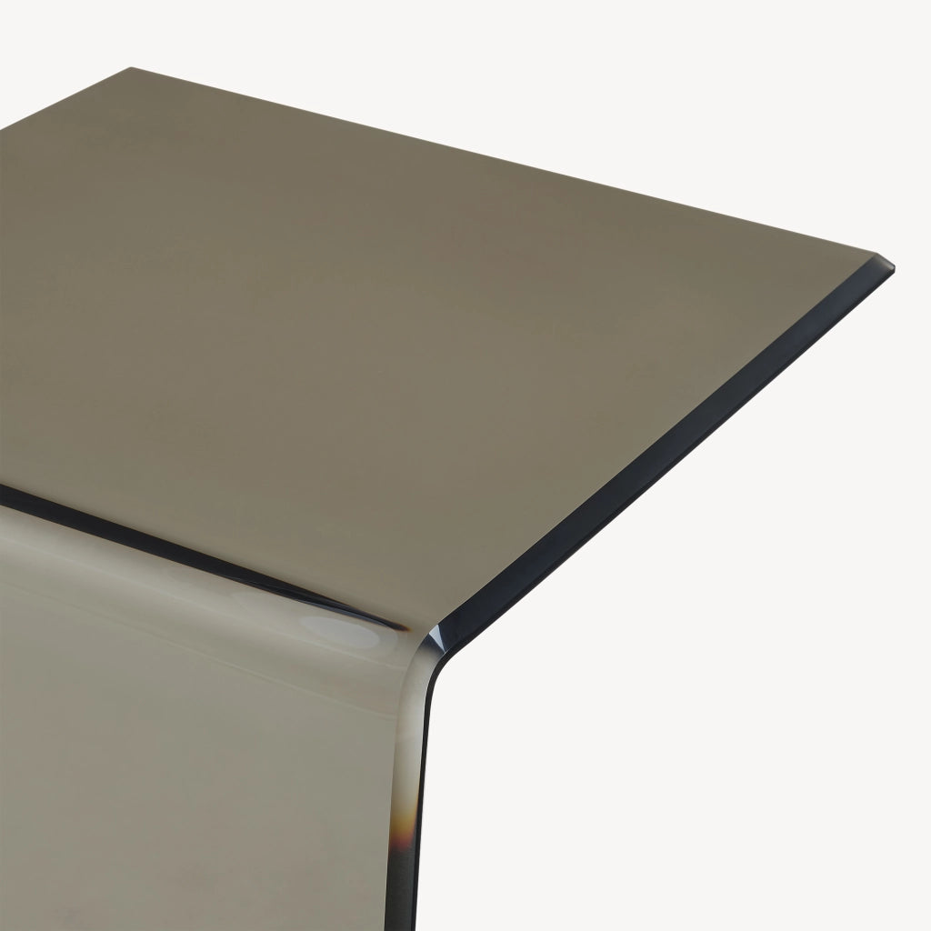 Tavolino Laterale Trölmapilu a Forma di C in Vetro 60 x 40 x 40 cm - Grigio Scuro [en.casa]