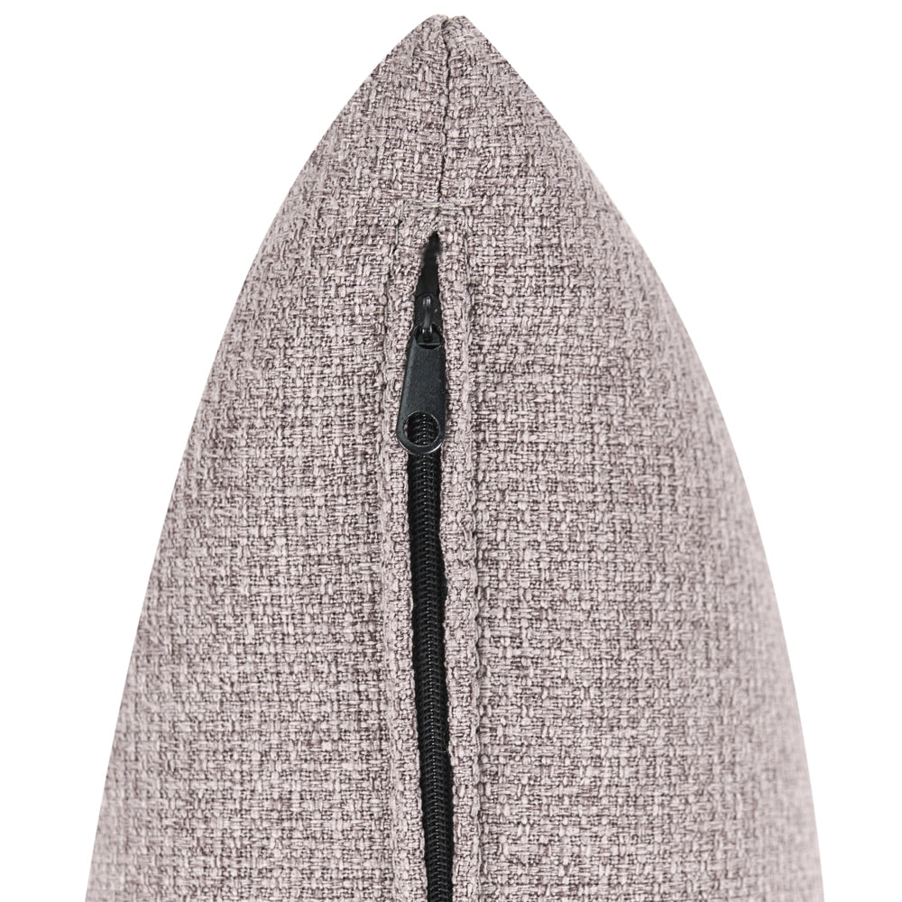 Divano a 3 posti in tessuto tortora con cuscini decorativi extra e gambe rivestite stile retrò-moderno