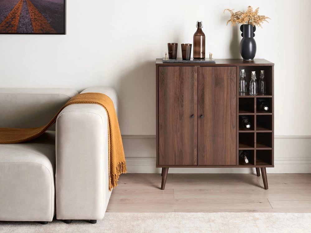 Credenza a 2 ante con portabottiglie in legno scuro stile boho elegante
