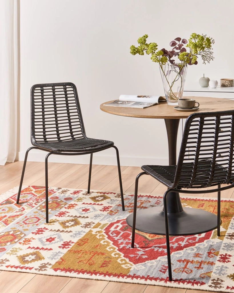 Set di 2 sedie da pranzo con seduta e schienale in rattan nero gambe in ferro senza braccioli design industriale boho