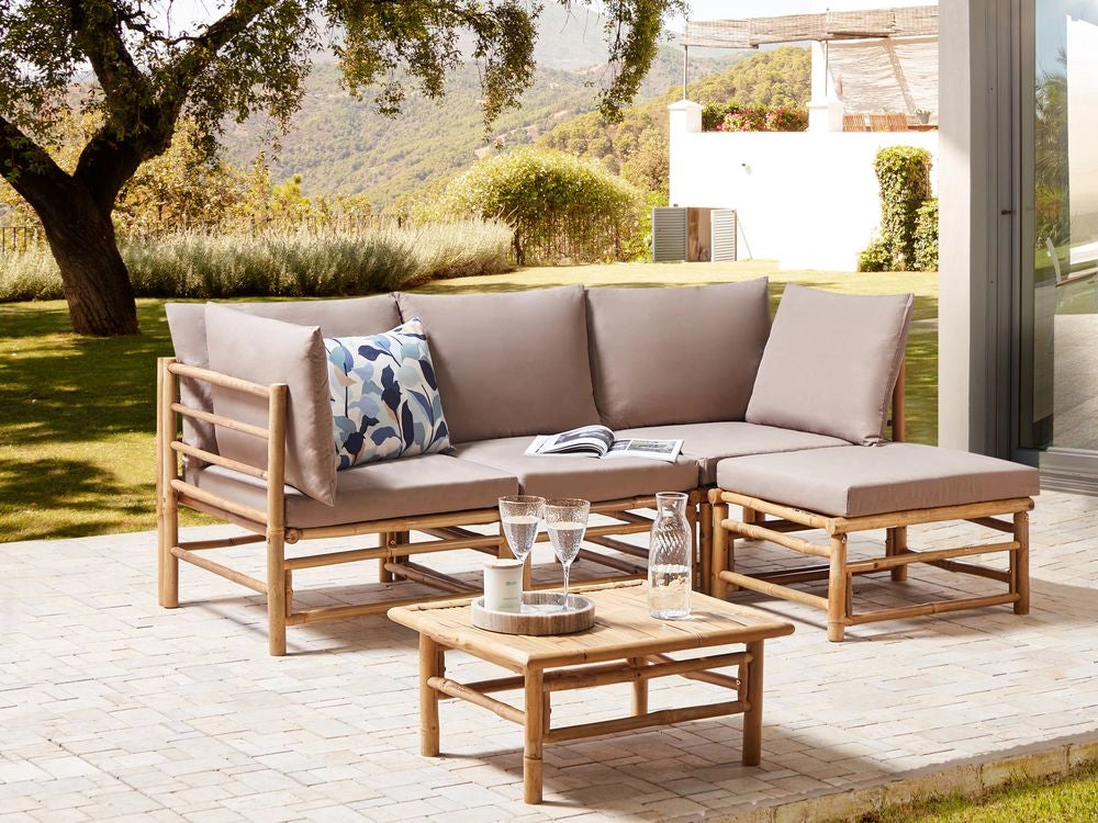 Set da giardino angolare composto da divano 2 posti 2 poltrone e tavolino in bambù naturale con cuscini tortora esterno stile elegante