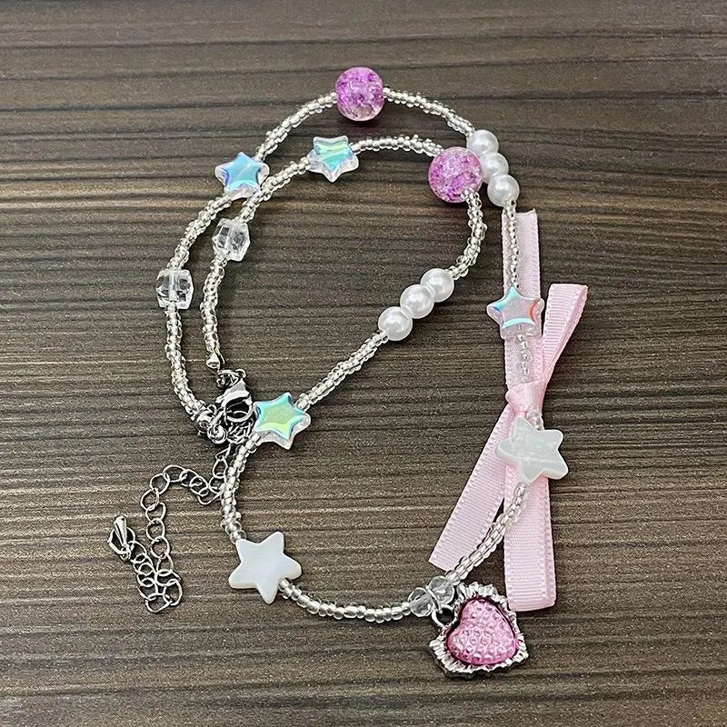 Collana con ciondolo a forma di cuore rosa e fiocco, realizzata a mano con perline e zirconi. Regalo di Natale per donna, regalo di compleanno.
