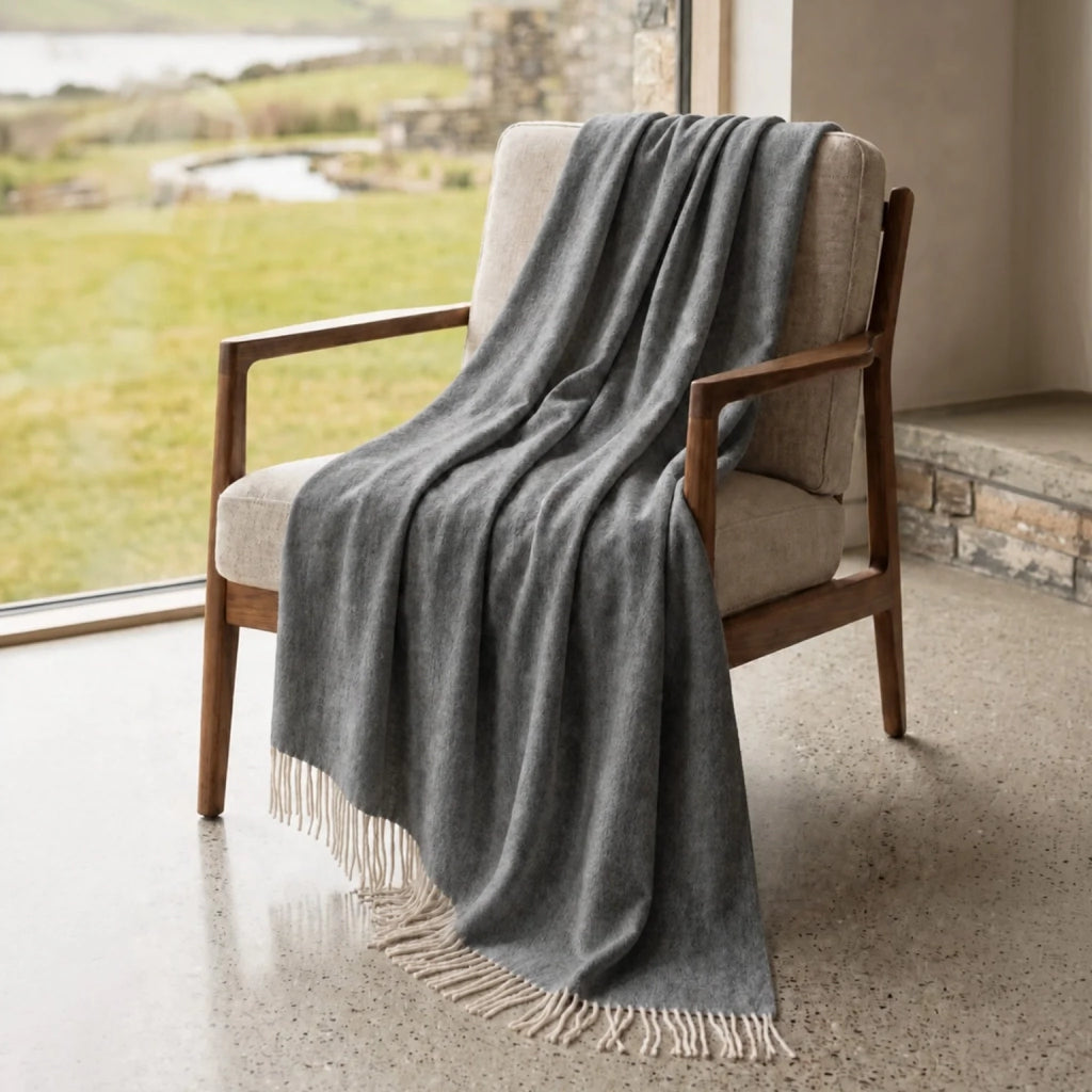 Plaid Living 130x170 cm in Cotone Blend | Coperta Leggera 250 gr/mq per Divano e Letto | Design Elegante e Tessuto Morbido | Grigio Scuro
