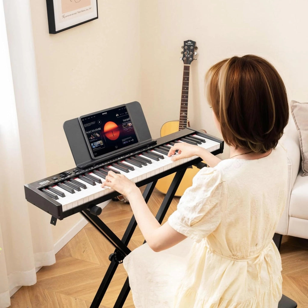 Pianoforte Digitale 61 Tasti Semi-Ponderati, Tastiera Musicale con Supporto e Sgabello, Digial Piano con Tasti Semi-Pesati, Funzione Audio MIDI Wireless, Leggio, Pedale di Sustain e Borsa