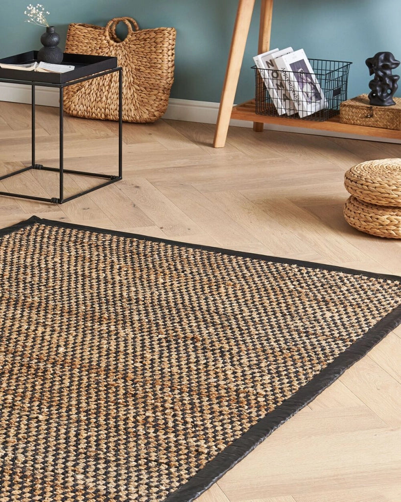 Tappeto in iuta e pelle rettangolare con motivo a scacchi intrecciato a mano nero e beige 140 x 200 cm stile rustico