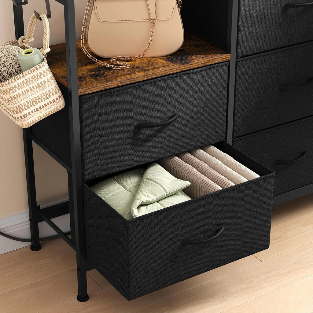 Cassettiera a 8 Cassetti in Tessuto, Cassettiera per Camera da Letto, con Sezione di Ricarica e Ganci, Piani Legno e Struttura in Metallo, Marrone Rustico+Nero