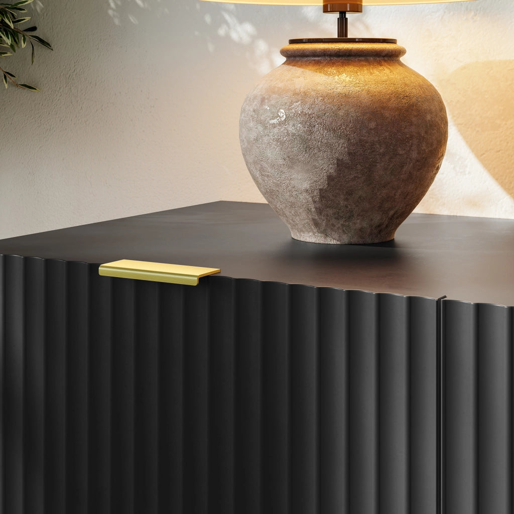 Credenza Nand Madia con 3 Ante Scanalate 120x40x76 cm Nero [en.casa]