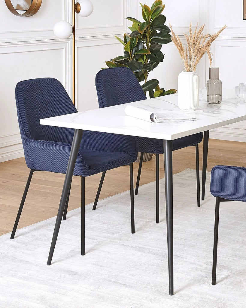 Set di 2 sedie per sala da pranzo Seduta imbottita in tessuto di velluto a coste blu Gambe in metallo Nero Stile moderno