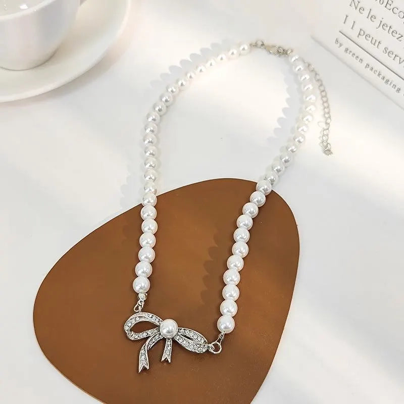 Collana con fiocco di diamanti e perle fatta a mano