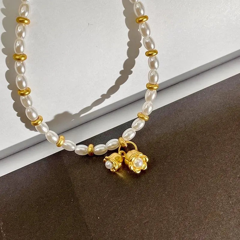 Collana fatta a mano con orchidea dorata e perle, regalo di Natale o di compleanno.