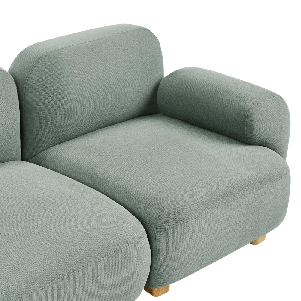 Divano modulare a 3 posti in tessuto con pouf tre elementi idrorepellente gambe in legno verde chiaro stile moderno