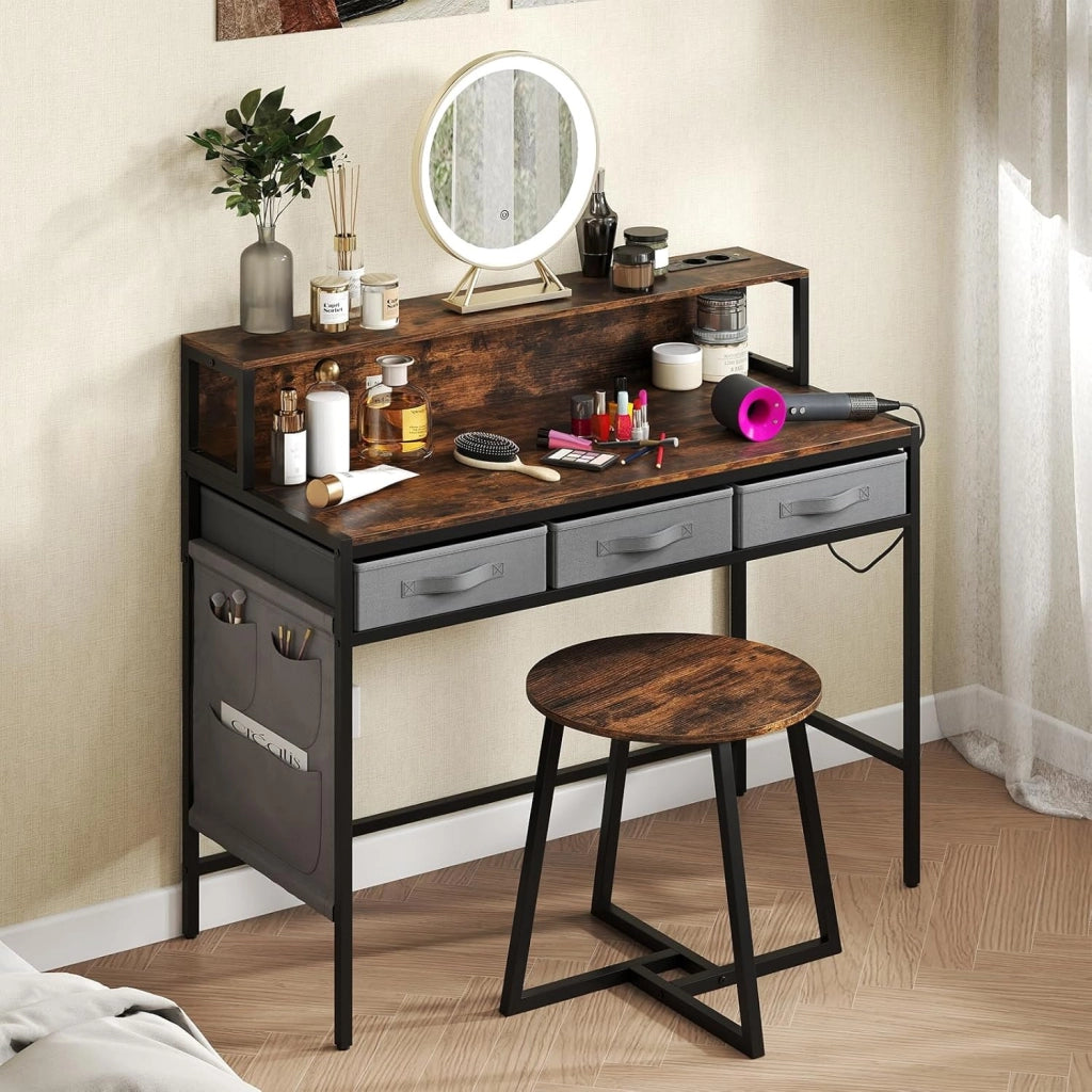 Scrivania per Computer con Supporto Monitor, Set Scrivania Salvaspazio con Sgabello, 3 Cassetti, Tasche Laterali, Stazione di Ricarica, Set Toeletta Trucco per Soggiorno Studio (Marrone)