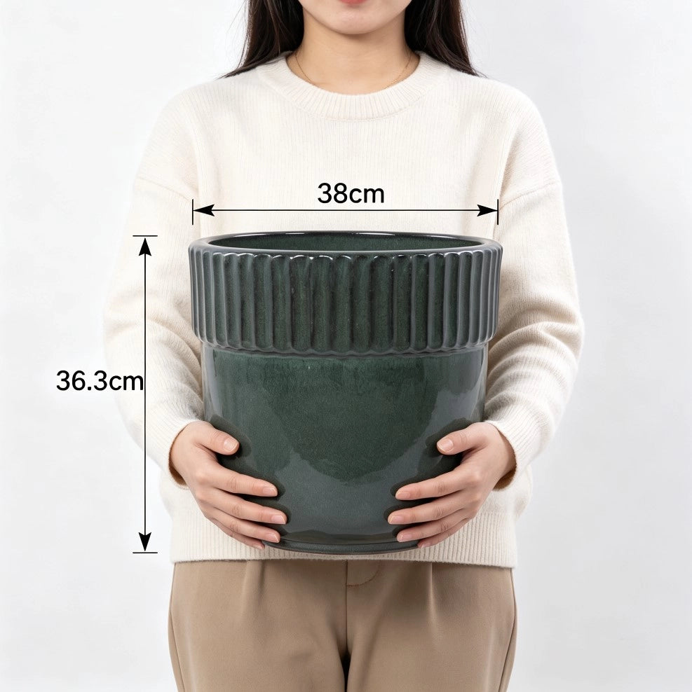 Fioriera in ceramica fatta a mano con bordo scanalato e drenaggio, per interni ed esterni, verde scuro lucido Ø 38 cm