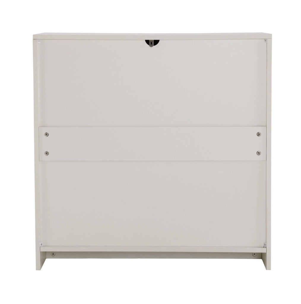 Credenza bianca con motivo ad arco e maniglie dorate