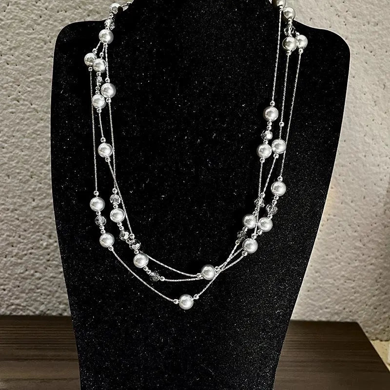 Collana lunga fatta a mano con perle grigie e gypsophila, regalo di Natale o compleanno.