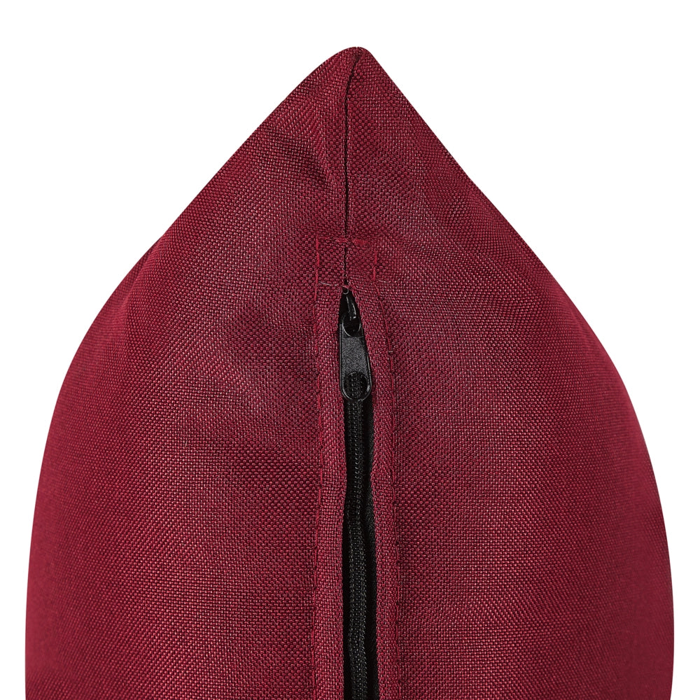 Divano ad angolo in tessuto rosso scuro con gambe nere in stile minimalista. Soggiorno