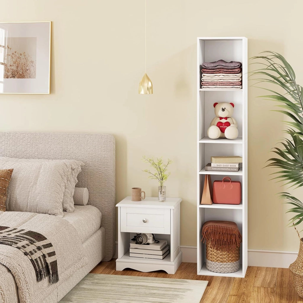 Libreria a 5 Scomparti Aperti, Libreria Verticale a Colonna, Scaffale Angolare Autoportante, per Soggiorno, Ufficio e Studio, in Truciolare, Bianco, 30x26x151cm, SK034ws