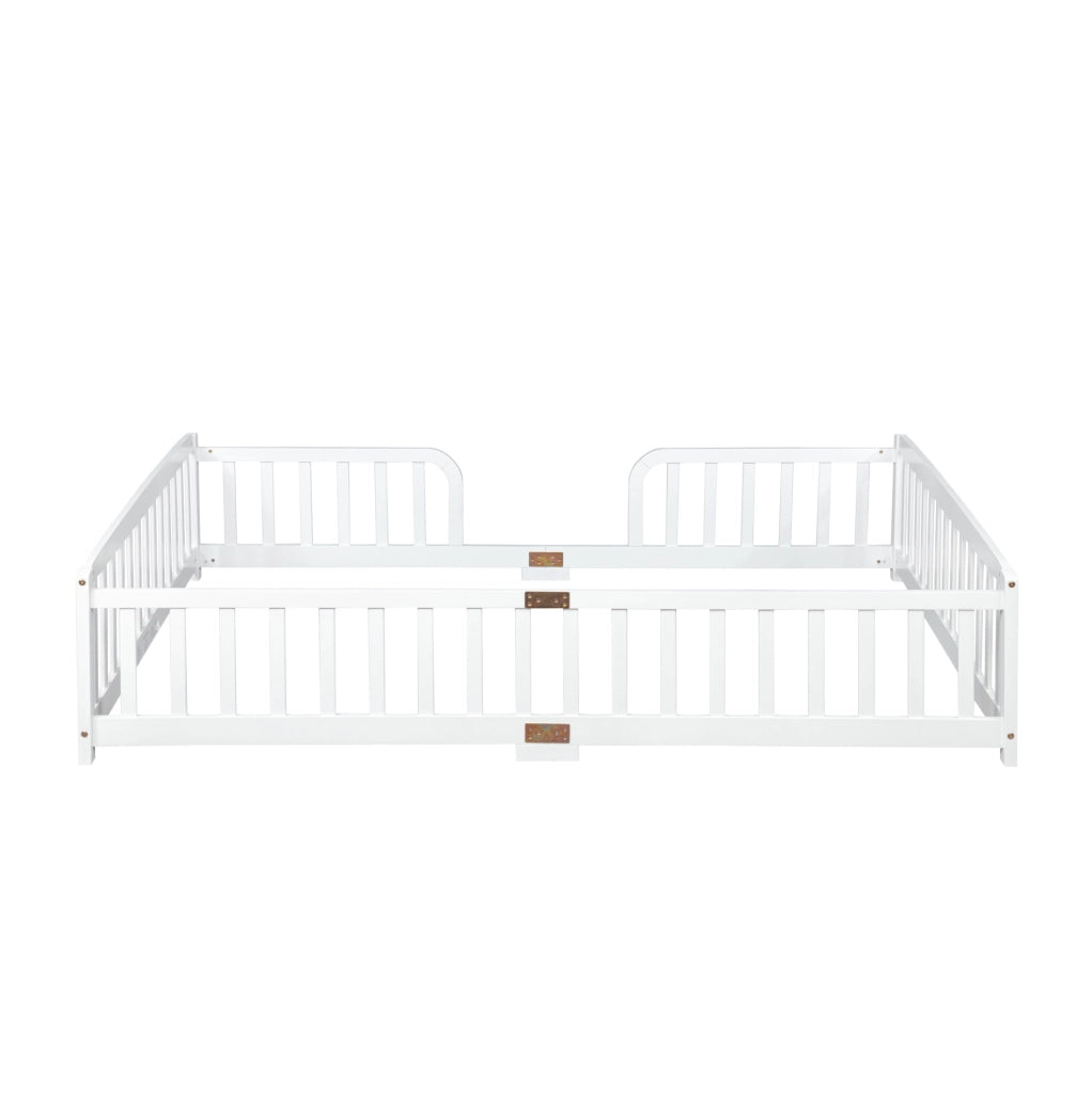 Letto a pavimento 140x200 cm con ringhiere e accesso centrale in legno di pino bianco