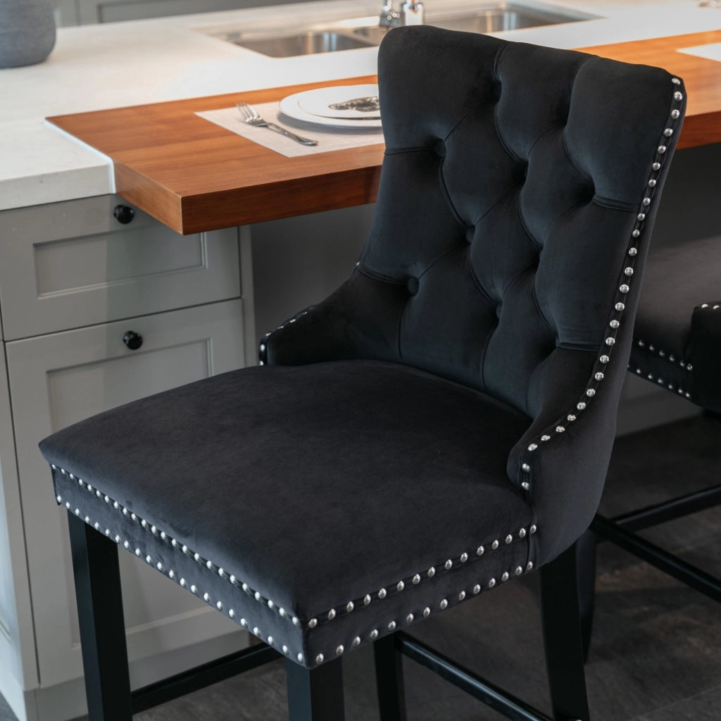 Taburetti da bar con schienale alto e dettagli rivettati, gambe in legno massello, stile mid century, in velluto nero