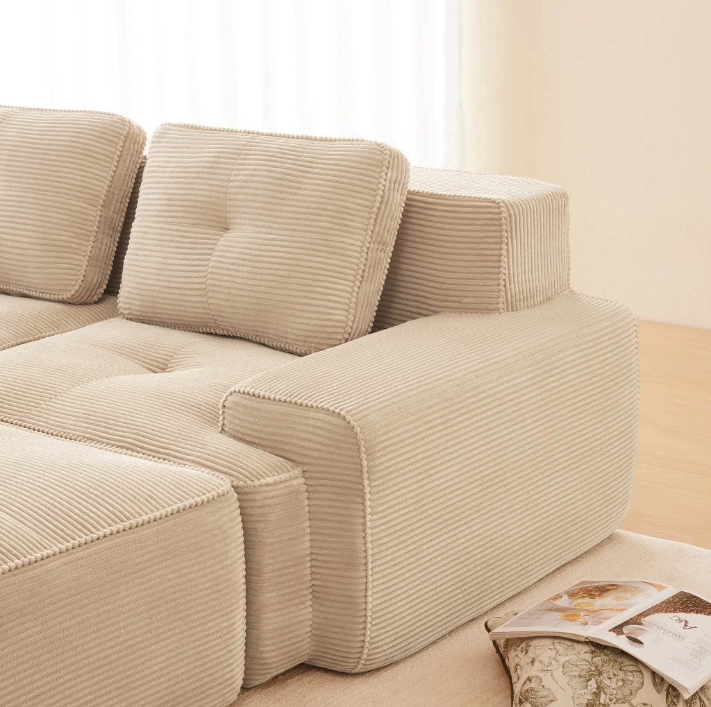 Divano modulare con seduta profonda; schienale curvo in corduroy beige