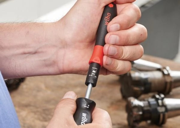 Wiha 40674 Set di giravite dinamometrici TorqueVario S electric con coppia regolabile 0,8-5,0 Nm 14 pezzi inclusi isolati fino a 1000 V AC colore Rosso Giallo
