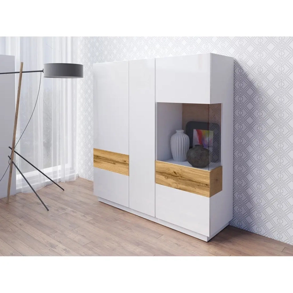 Credenza alta KILES a tre ante. Colori bianco e rovere. Stile design.