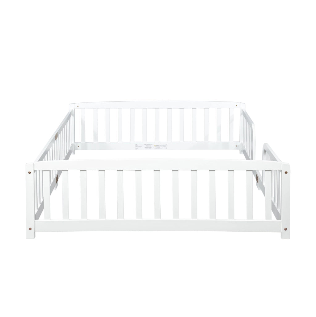 Letto a pavimento 140x200 cm con ringhiere e accesso centrale in legno di pino bianco