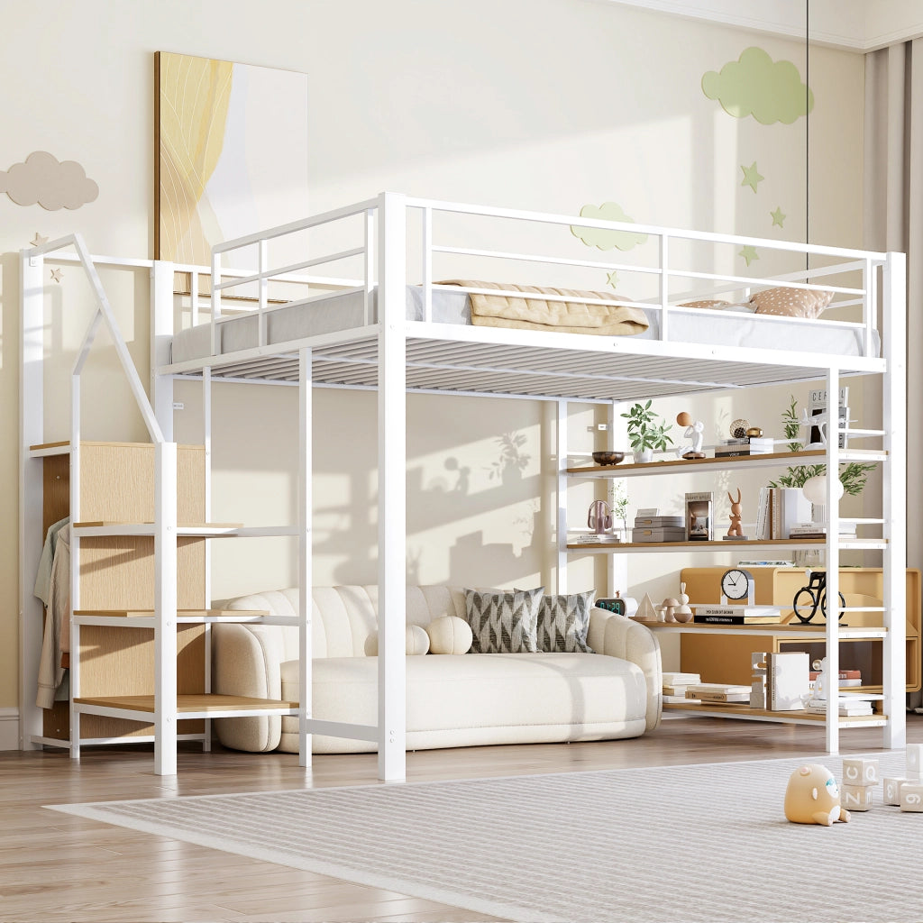 Letto a soppalco 140x200 cm in metallo bianco con scala contenitore, armadietto e ripiani, struttura salvaspazio