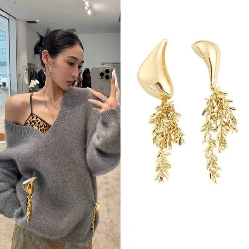 Elegante spilla dorata con nappa a forma di spiga di grano e foglia.