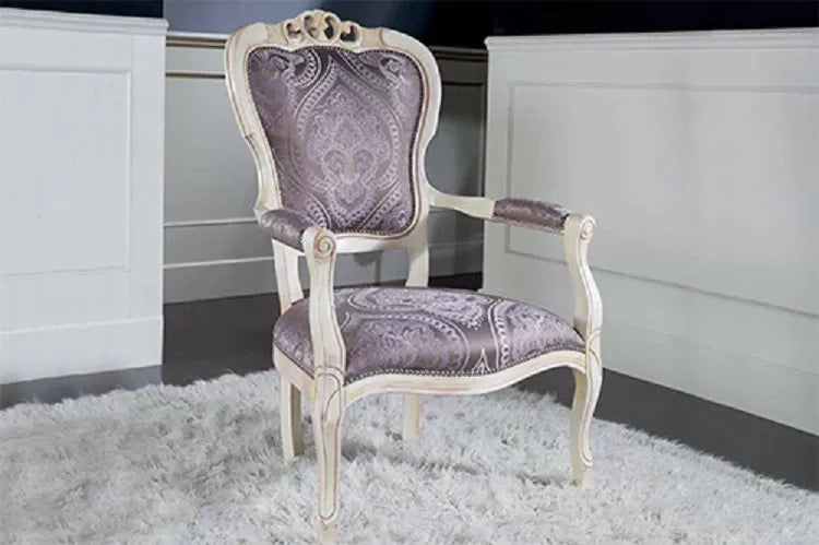 Poltrona shabby imbottita in legno massello intagliata con fregi