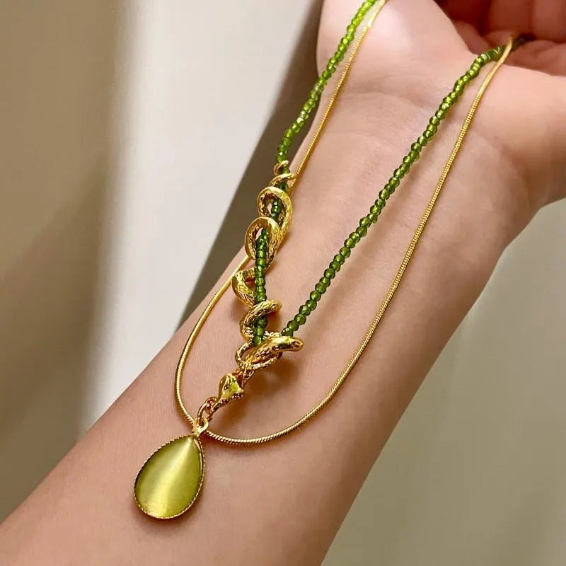 Collana a serpente fatta a mano con perline di cristallo verde, regalo di Natale o di compleanno.