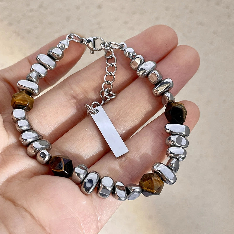 Bracciale in stile vintage, dalla forma unica, con perline di pietra d'ambra marrone.