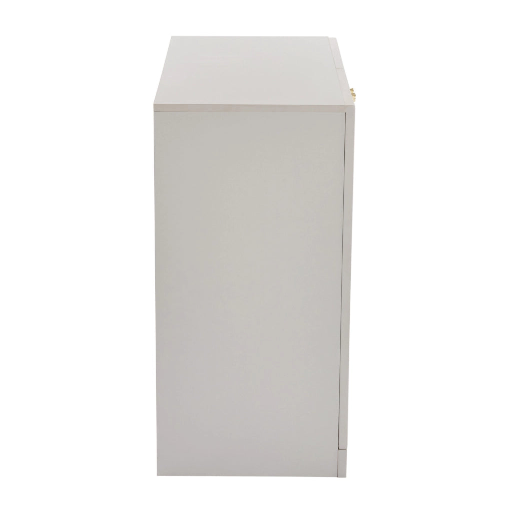 Credenza bianca con motivo ad arco e maniglie dorate