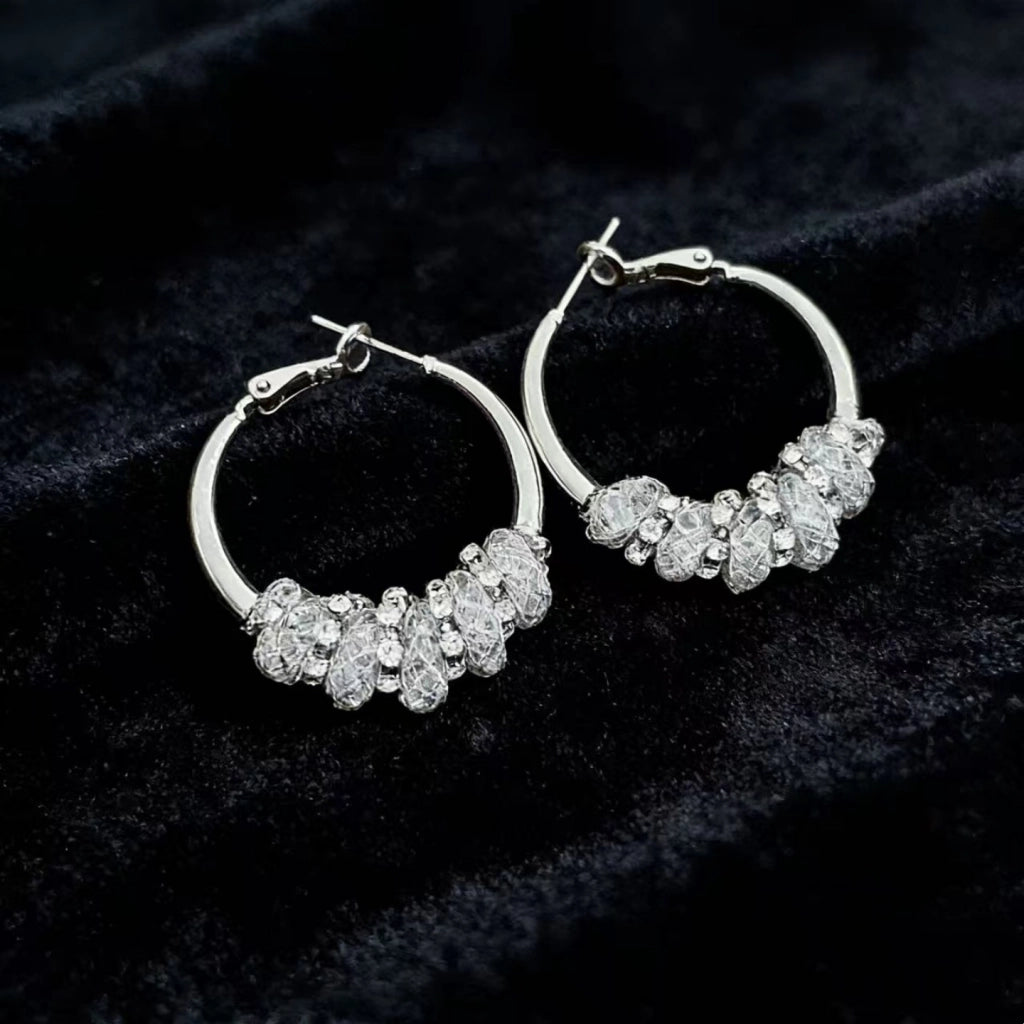 Nuovi orecchini minimalisti di lusso con strass di cristallo.