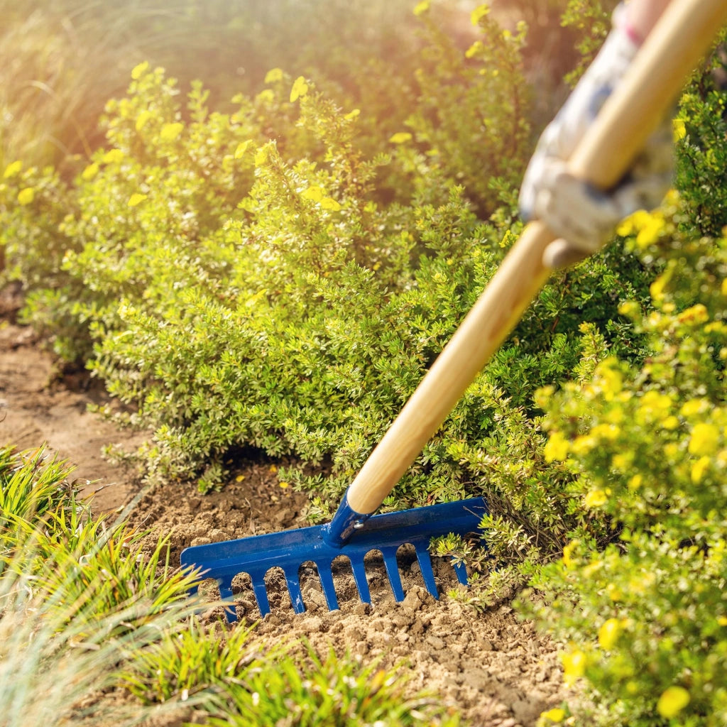 Rastrello da giardino KADAX con manico in legno, 135 cm, in acciaio temprato, a 10 denti