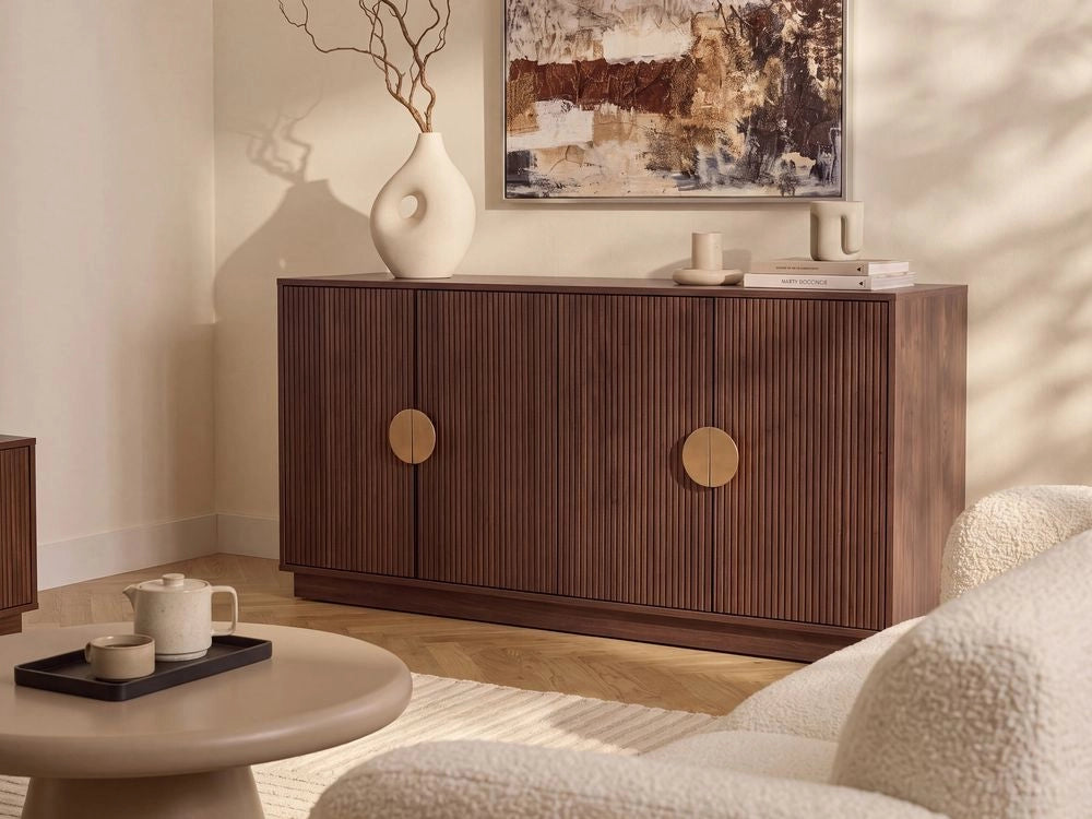 Credenza a 4 ante in MDF, colore marrone scuro, da appoggio, con ripiani e frontale scanalato, mobile contenitore per la casa